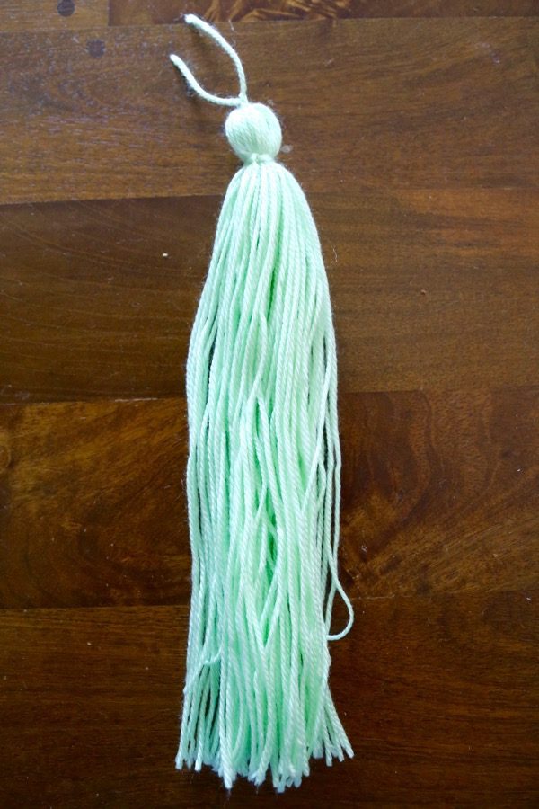 easy DIY yarn tassel tutorial