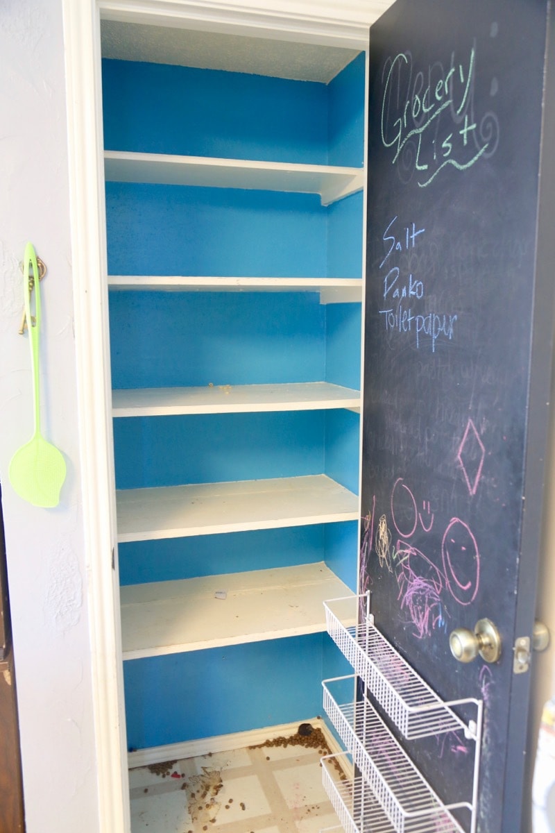 This pantry makeover is so gorgeous, and SO simple! It's easy to feel like you have to spend a ton of money to get an organized pantry, but this blogger got creative and spent just over $100 to totally upgrade her whole pantry! 