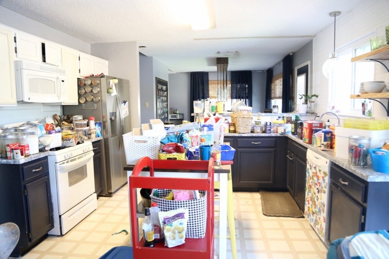 This pantry makeover is so gorgeous, and SO simple! It's easy to feel like you have to spend a ton of money to get an organized pantry, but this blogger got creative and spent just over $100 to totally upgrade her whole pantry! 