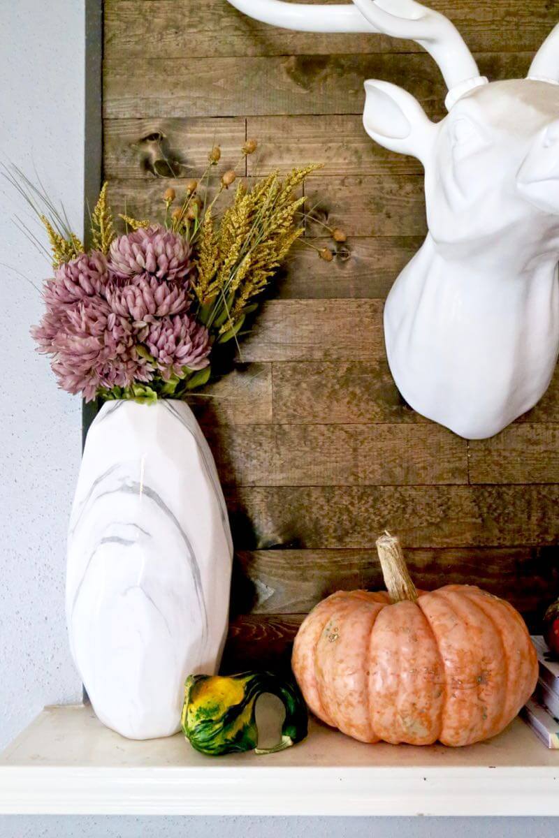 This fall home tour is so cozy and inspiring. The decorations are so pretty and it makes it look so easy to decorate your home for fall! 