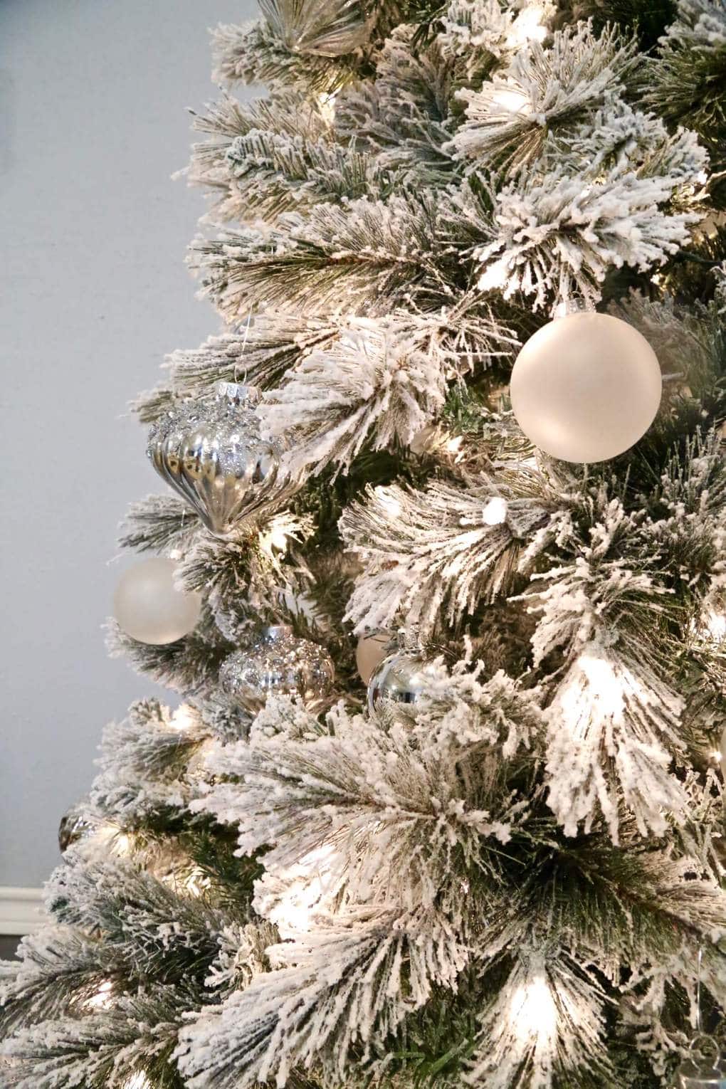 Great tips, tricks, and ideas for decorating for the Christmas season. This tree is so gorgeous and these tips are such a practical way to get your home looking great for Christmas without a ton of effort