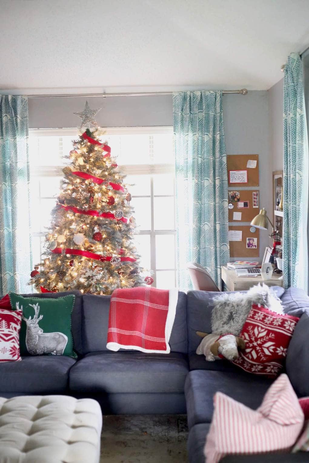 A cozy, rustic glam home tour to inspire you this Christmas season. This home is decorated with lots of simple, rustic elements and a lot of sparkle! This 2016 Christmas home tour is absolutely gorgeous and stuffed full of great decorating ideas. 