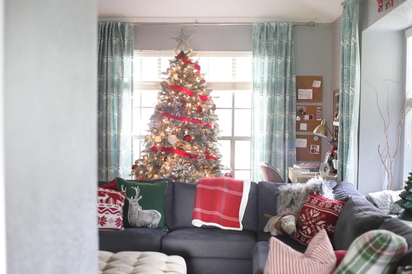 A cozy, rustic glam home tour to inspire you this Christmas season. This home is decorated with lots of simple, rustic elements and a lot of sparkle! This 2016 Christmas home tour is absolutely gorgeous and stuffed full of great decorating ideas. 