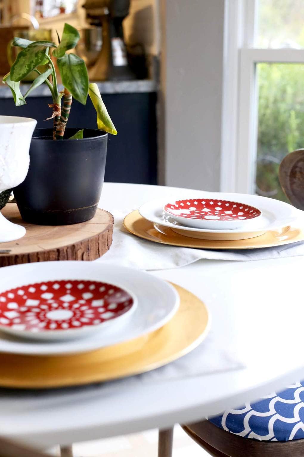 A cozy, rustic glam home tour to inspire you this Christmas season. This home is decorated with lots of simple, rustic elements and a lot of sparkle! This 2016 Christmas home tour is absolutely gorgeous and stuffed full of great decorating ideas.