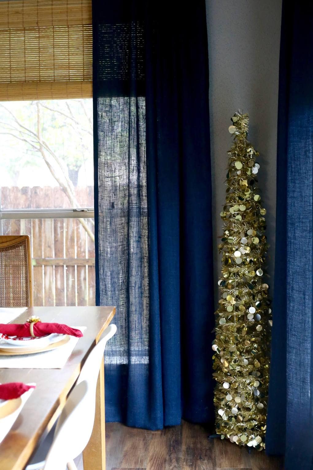 A cozy, rustic glam home tour to inspire you this Christmas season. This home is decorated with lots of simple, rustic elements and a lot of sparkle! This 2016 Christmas home tour is absolutely gorgeous and stuffed full of great decorating ideas.