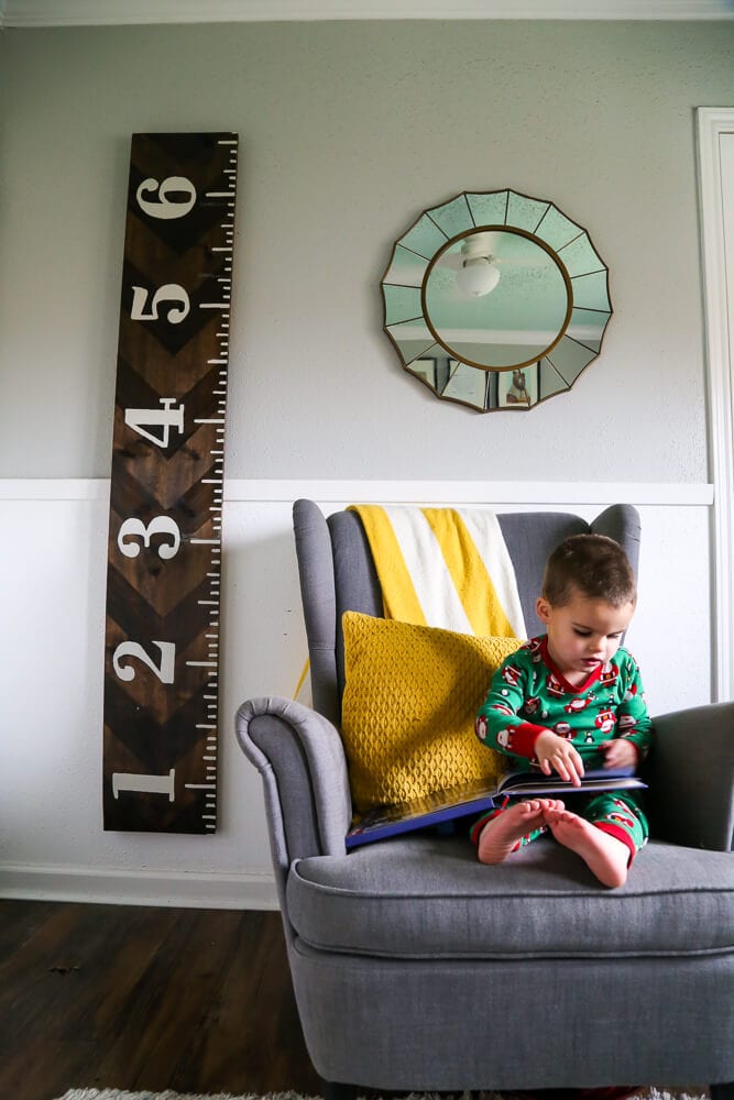 This gender-neutral nursery has a ton of great ideas for simple decor that will last through the toddler years. There's tons of storage for easy organization, and it has a very modern and sophisticated feel! Love it! 