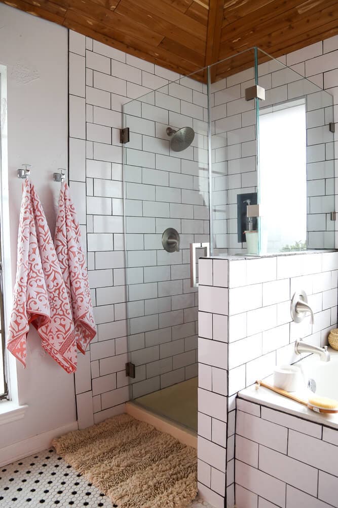 This master bathroom is so serene and relaxing! There are tons of great ideas for how to make your bathroom the most relaxing place in your home. 