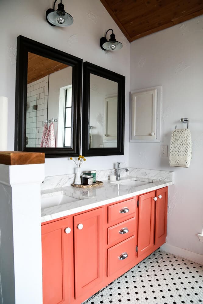 This master bathroom is so serene and relaxing! There are tons of great ideas for how to make your bathroom the most relaxing place in your home. 