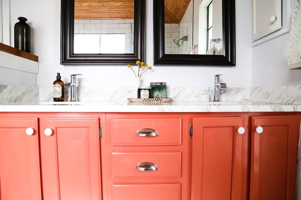 This master bathroom is so serene and relaxing! There are tons of great ideas for how to make your bathroom the most relaxing place in your home. 