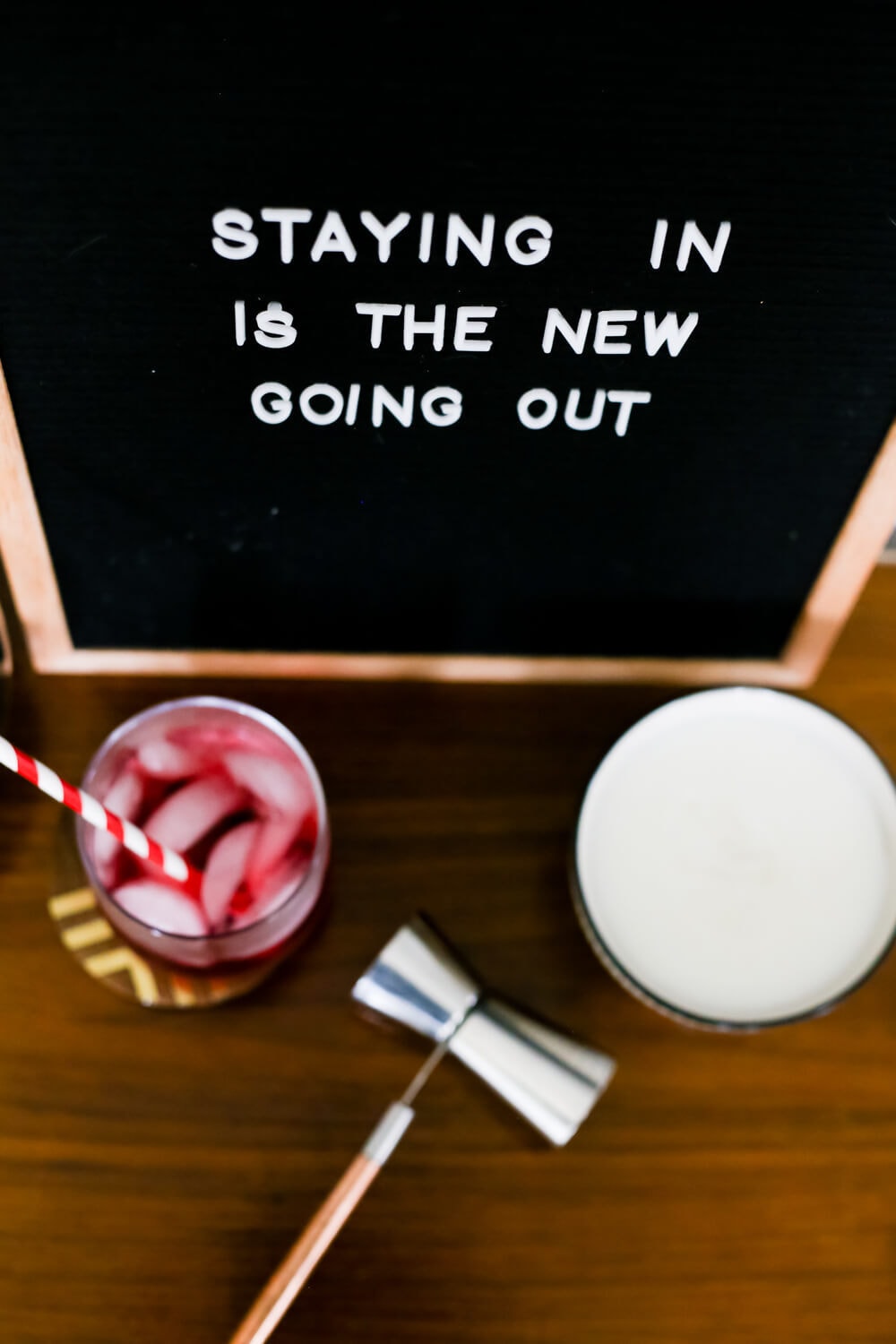 This DIY bar cart is gorgeous! How to use a paint sprayer to finish furniture, how to style a gorgeous bar cart. Great tips and ideas!