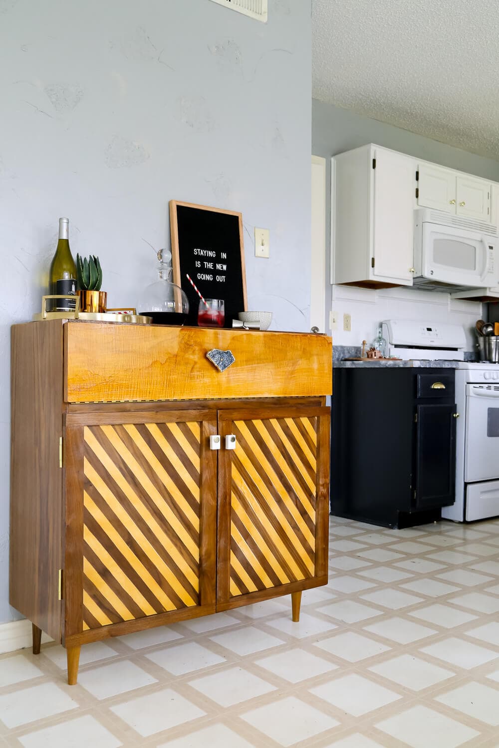 This DIY bar cart is gorgeous! How to use a paint sprayer to finish furniture, how to style a gorgeous bar cart. Great tips and ideas!