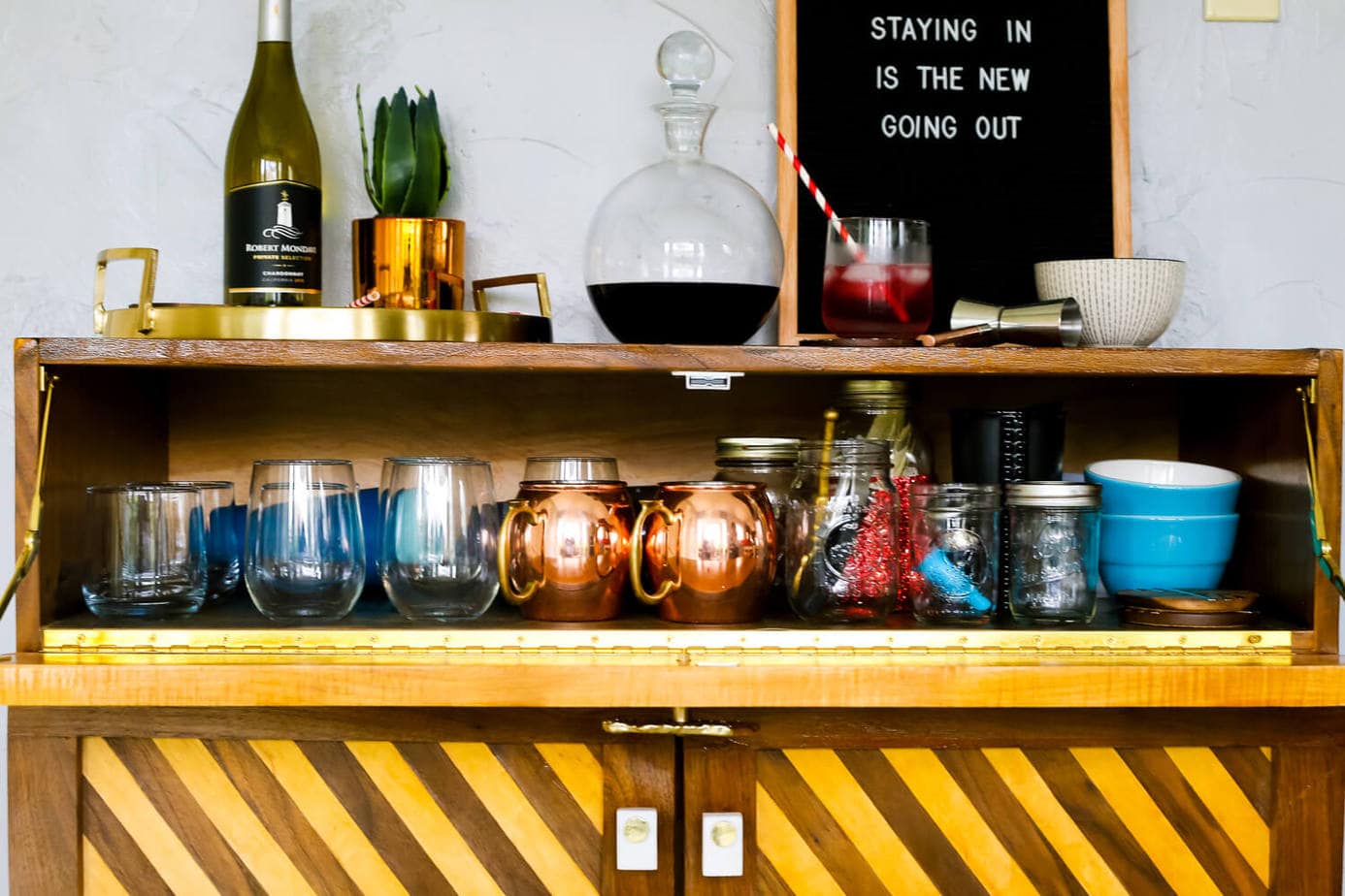 This DIY bar cart is gorgeous! How to use a paint sprayer to finish furniture, how to style a gorgeous bar cart. Great tips and ideas!