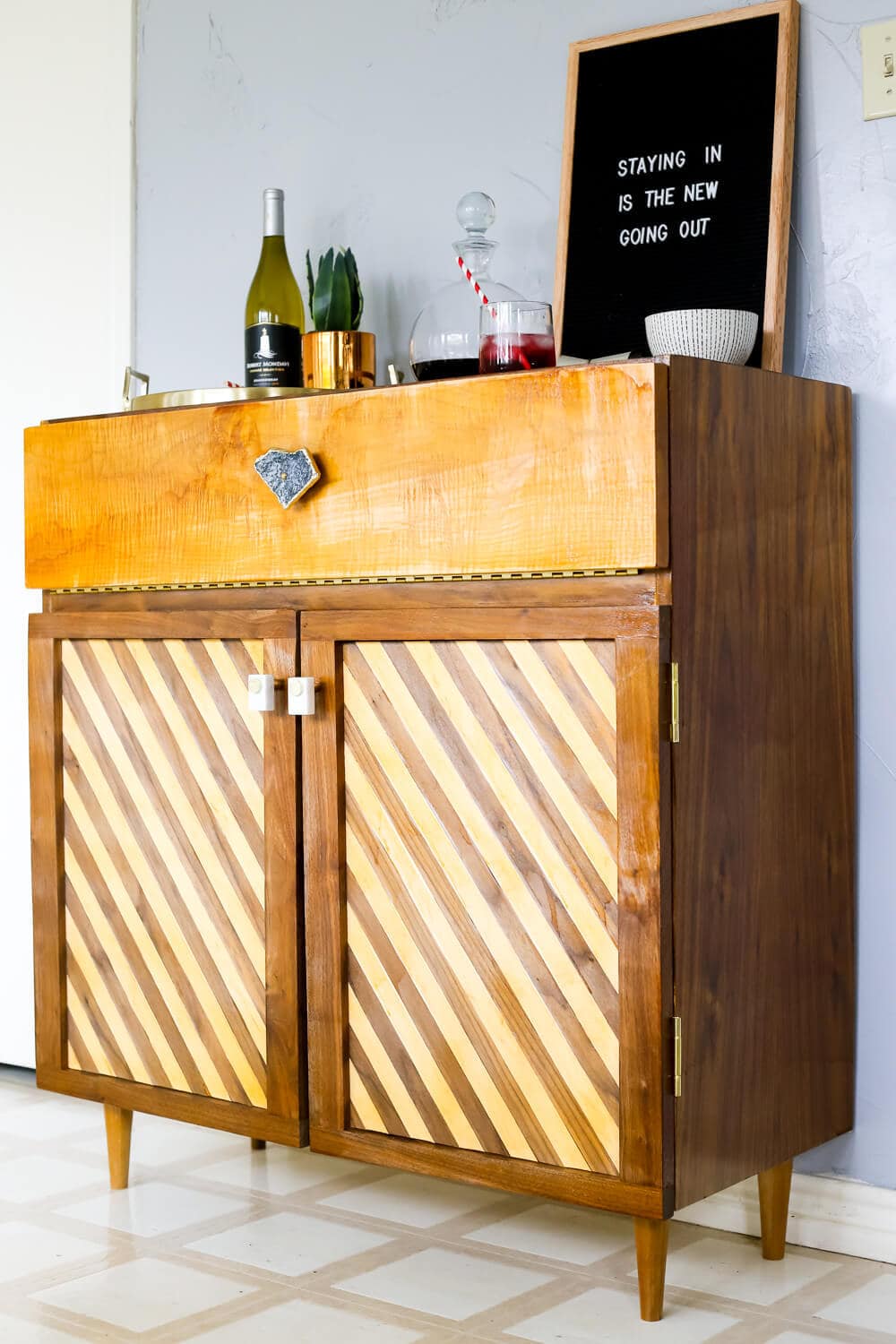 This DIY bar cart is gorgeous! How to use a paint sprayer to finish furniture, how to style a gorgeous bar cart. Great tips and ideas!