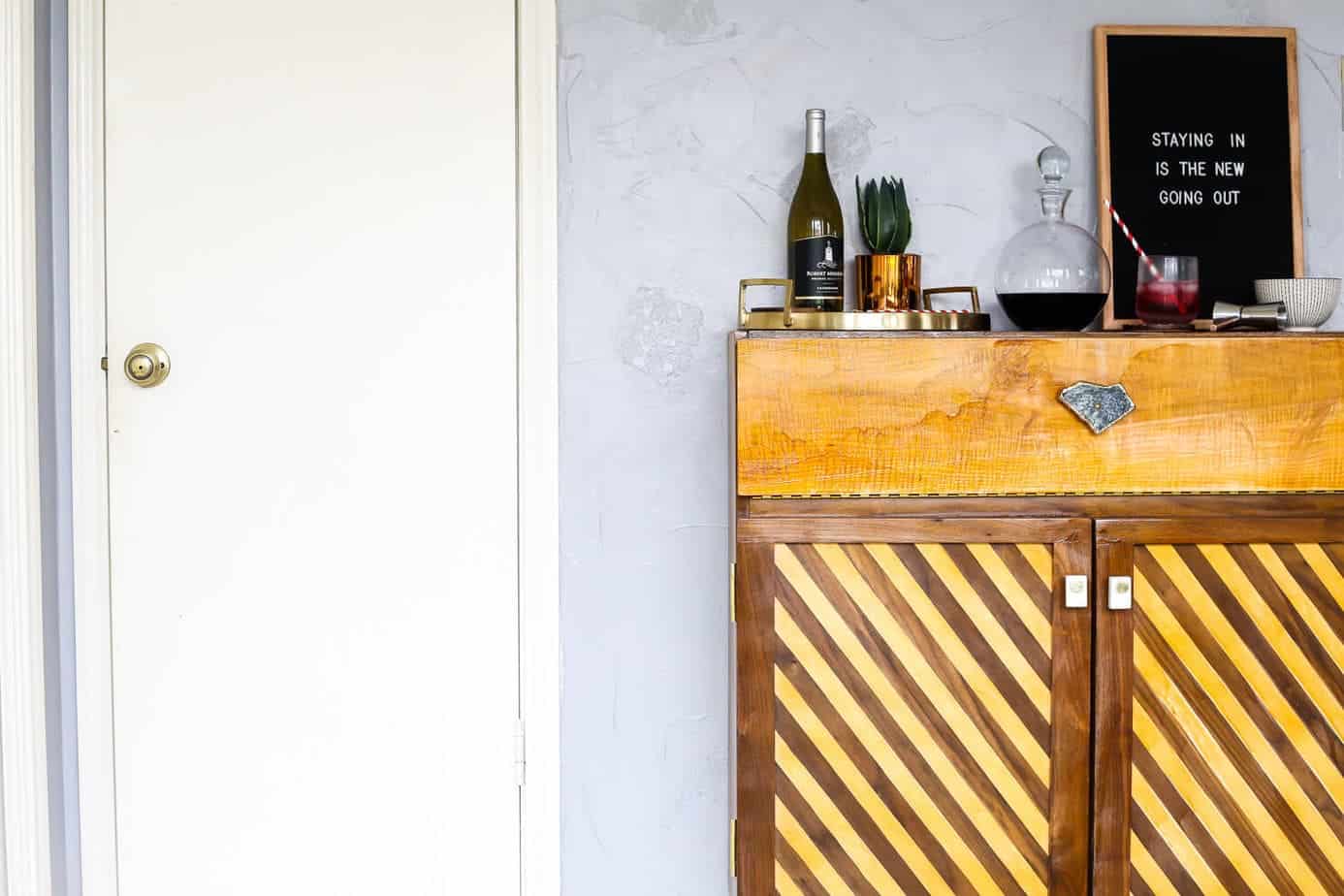 This DIY bar cart is gorgeous! How to use a paint sprayer to finish furniture, how to style a gorgeous bar cart. Great tips and ideas!