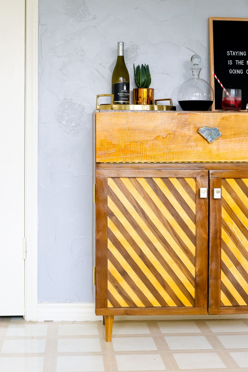 This DIY bar cart is gorgeous! How to use a paint sprayer to finish furniture, how to style a gorgeous bar cart. Great tips and ideas!
