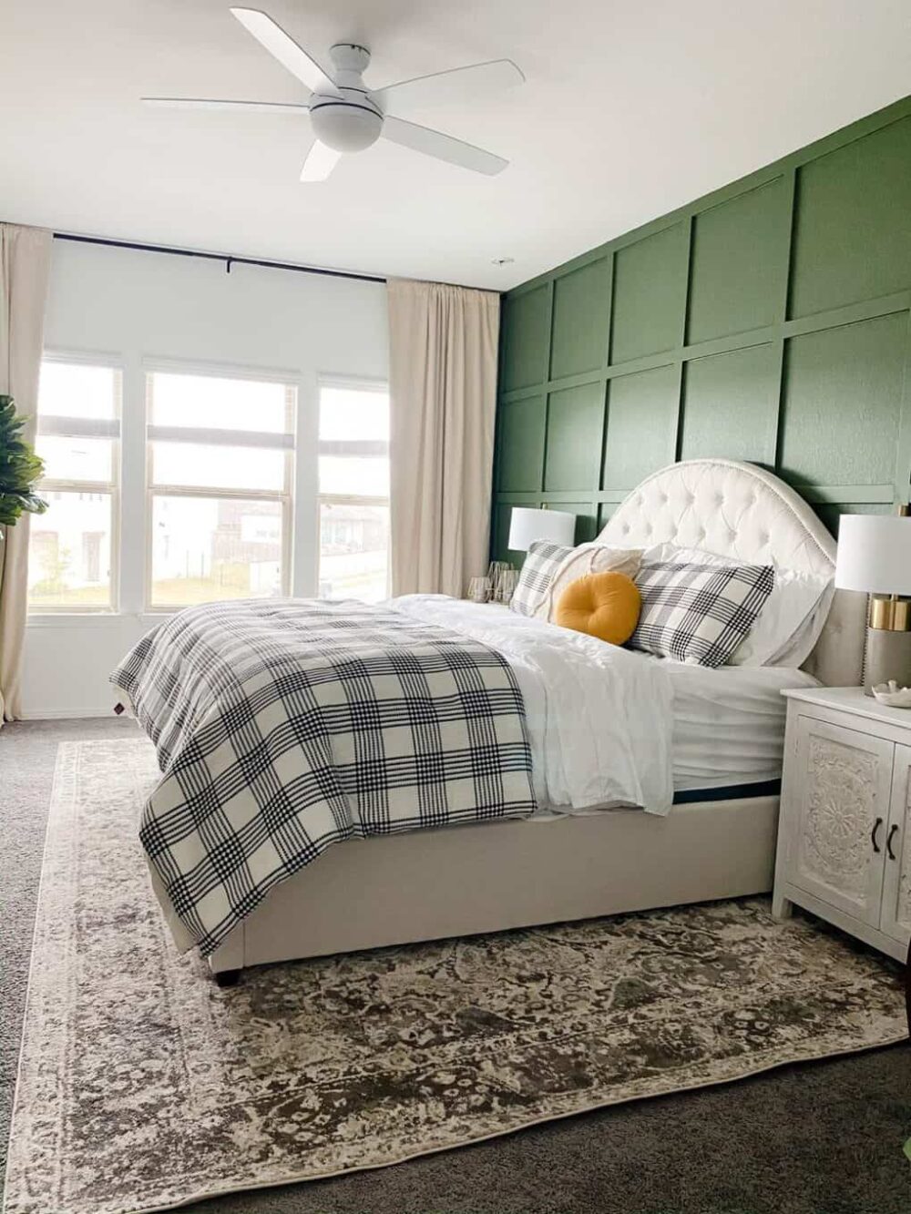 bedroom with green box trim 