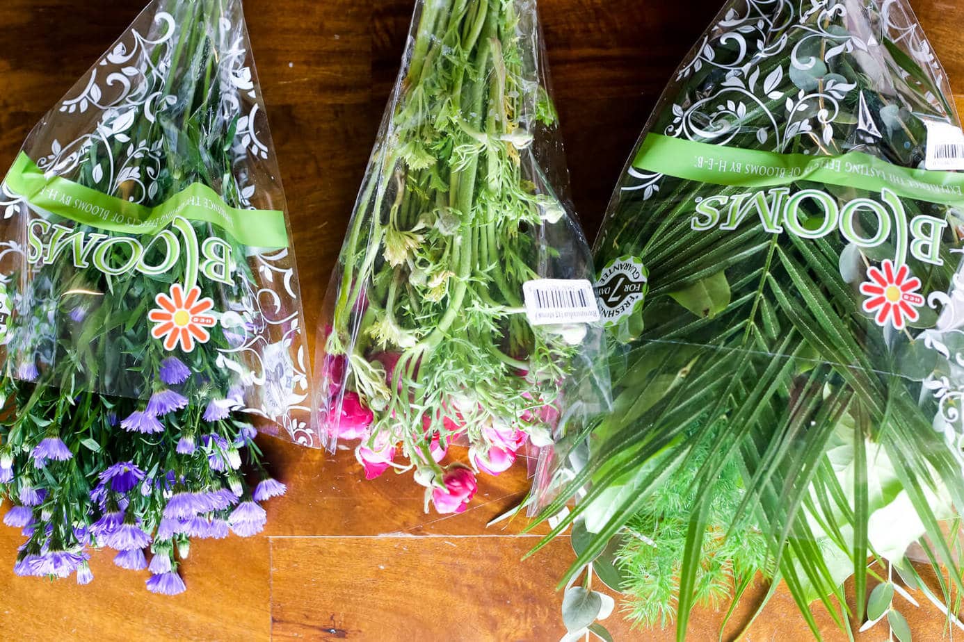 Ideas for how to take a cheap bouquet of flowers from the grocery store and turn it into a gorgeous arrangement that looks way more expensive! It's so simple, even if you aren't great at flower arranging! 