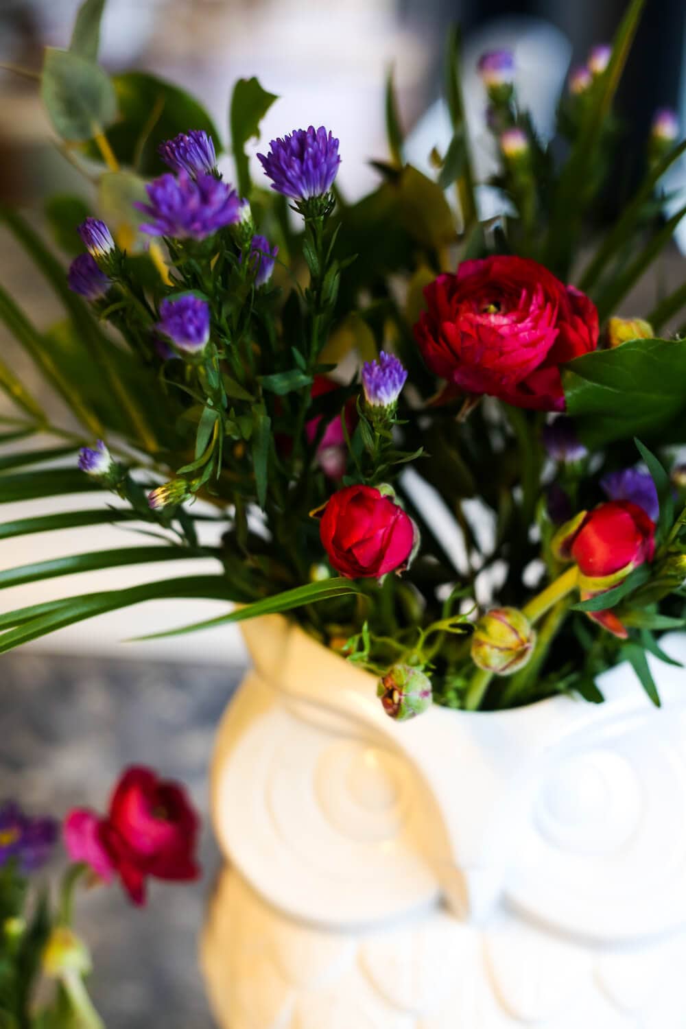 Ideas for how to take a cheap bouquet of flowers from the grocery store and turn it into a gorgeous arrangement that looks way more expensive! It's so simple, even if you aren't great at flower arranging! 