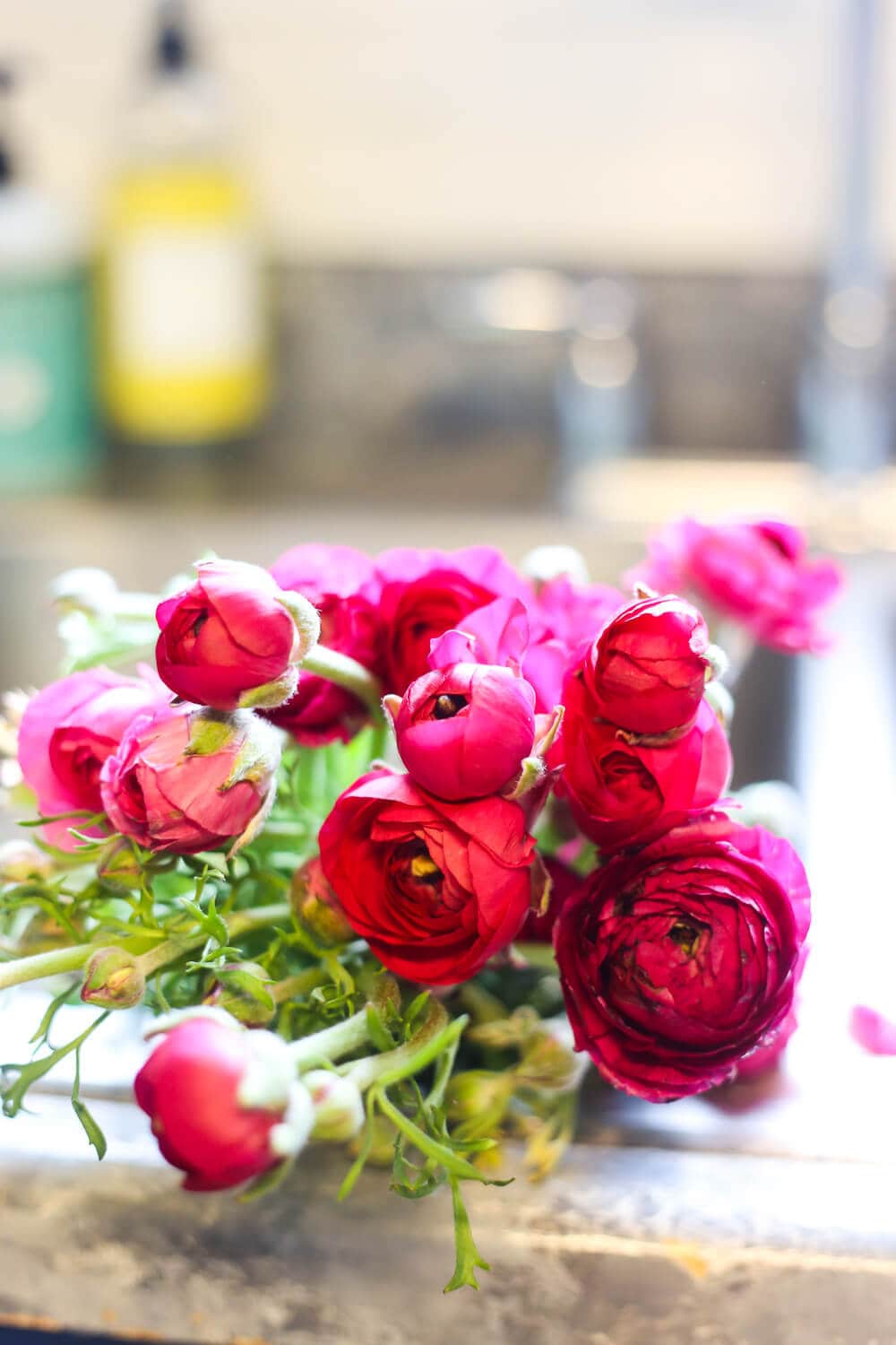 Ideas for how to take a cheap bouquet of flowers from the grocery store and turn it into a gorgeous arrangement that looks way more expensive! It's so simple, even if you aren't great at flower arranging! 