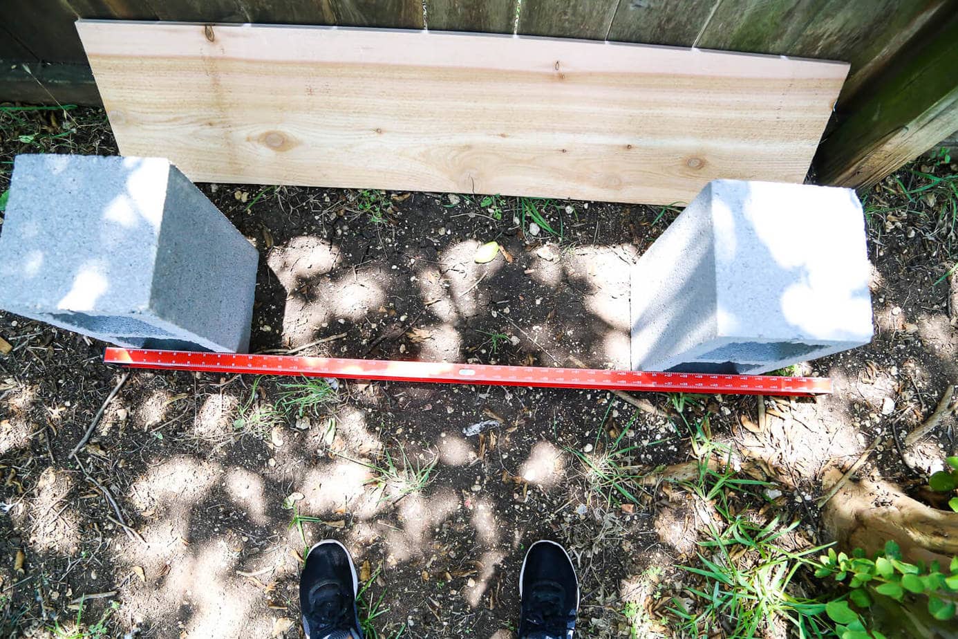 How to build simple cinderblock shelves to hold your plants. A really quick and simple plant stand idea - perfect for herb gardens, succulents, or whatever plants you need a space for!