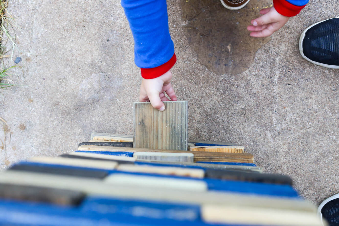 DIY Giant Jenga Outdoor Game - Fun party game. How to make jumbo Jenga blocks for your backyard, perfect for your next summer gathering, tailgate party, or just to keep your kids busy this summer! 