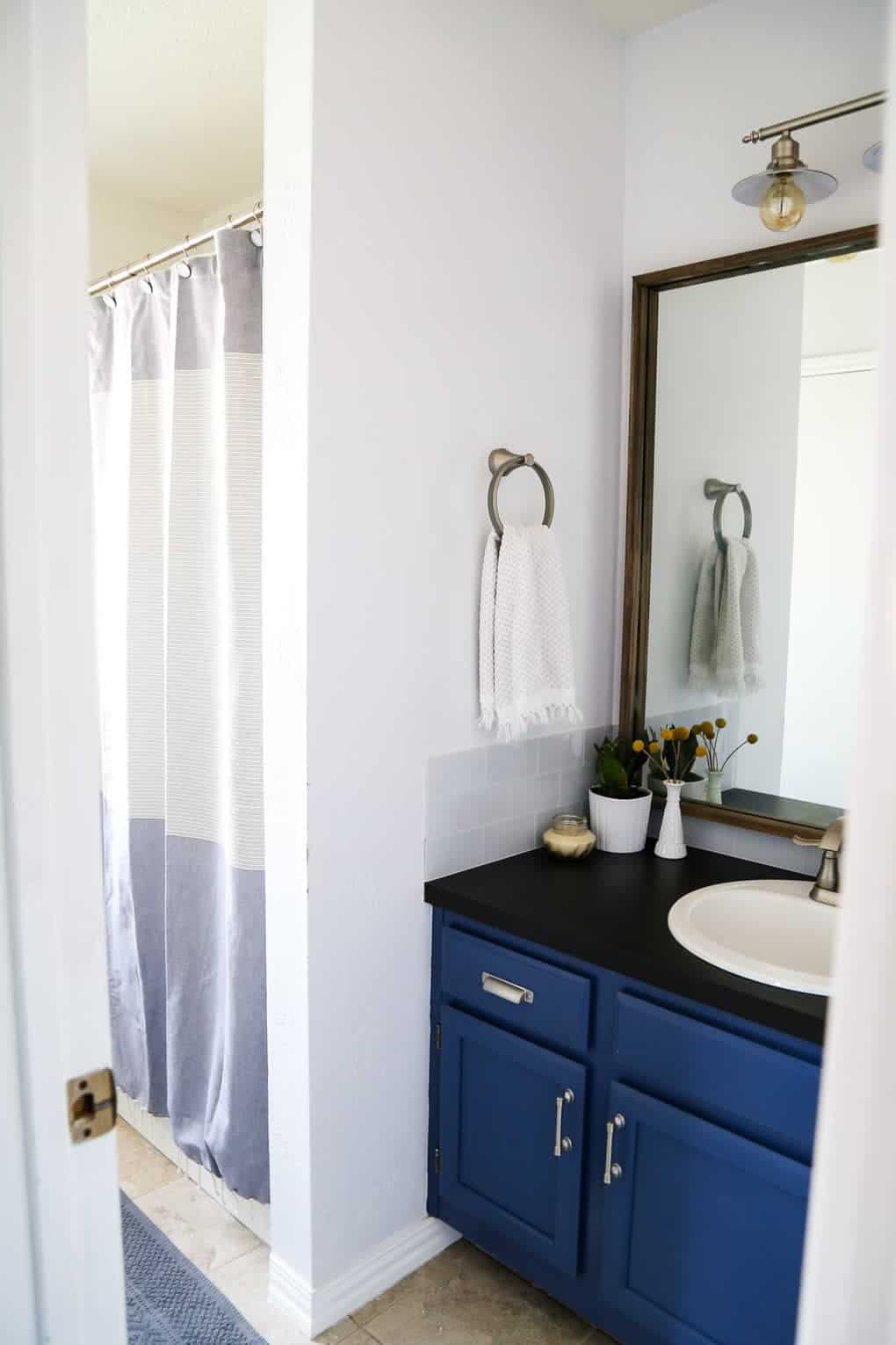 aA DIY modern, serene bathroom renovation that can be completed in a weekend. Great ideas for how to upgrade an ugly bathroom and make it look like new without a ton of time or money.