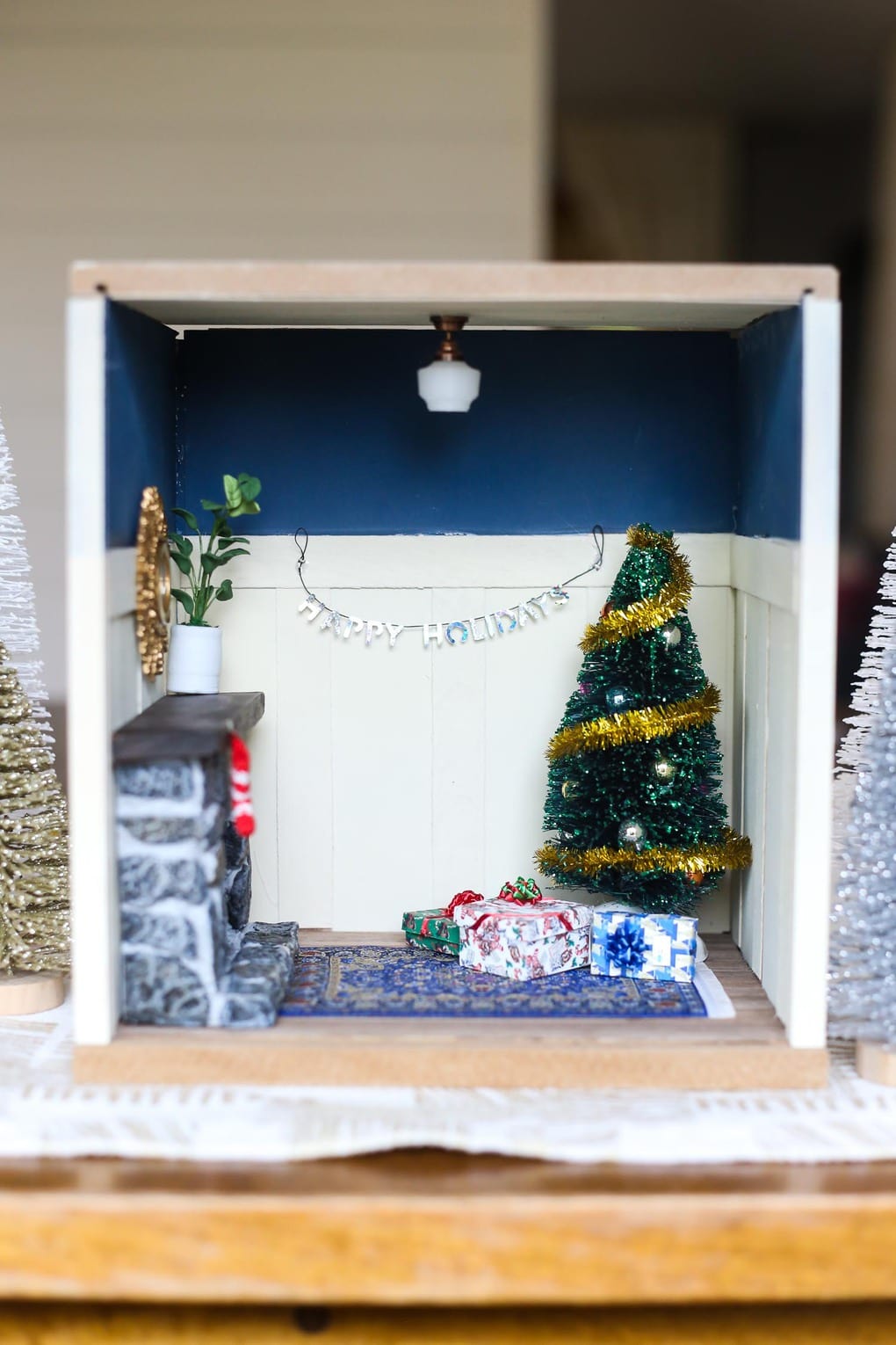 An adorable DIY miniature Christmas vignette for your holiday decorations. It's so fun to create miniature rooms, and this is a great decoration for kids' rooms! 