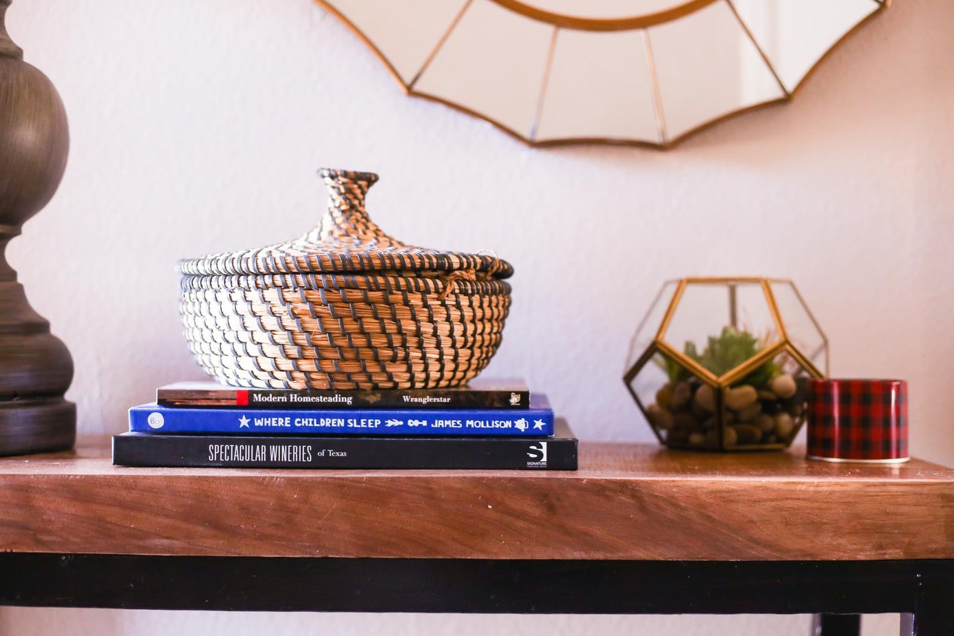 Accessories on DIY entry table