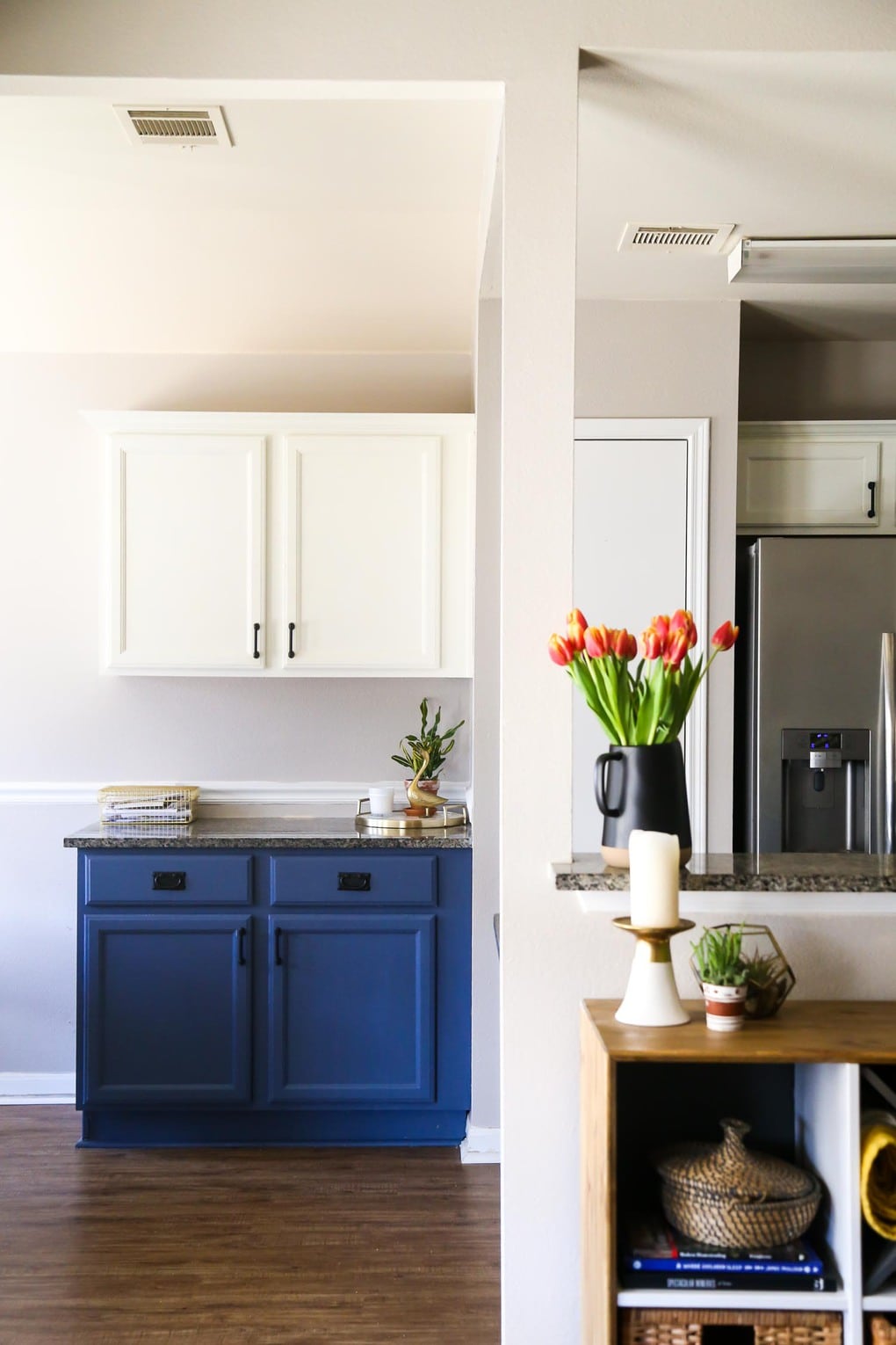 Blue and white kitchen - tips for selling a home and moving