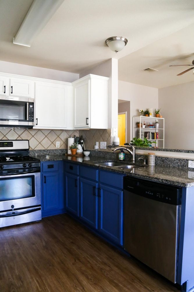 kitchen before replacing backsplash tile