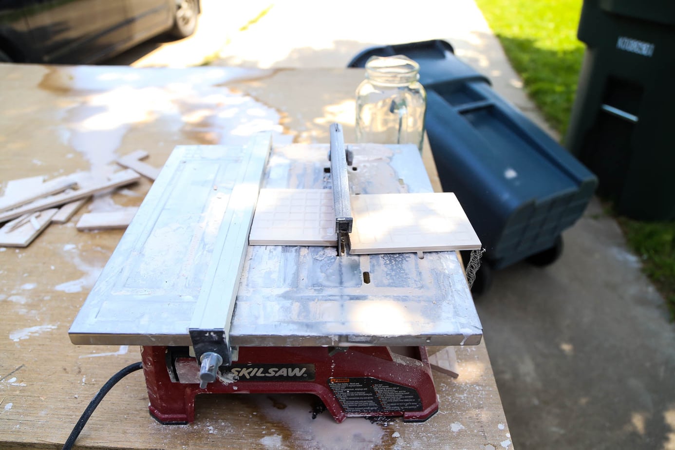 wet saw cutting through tile 