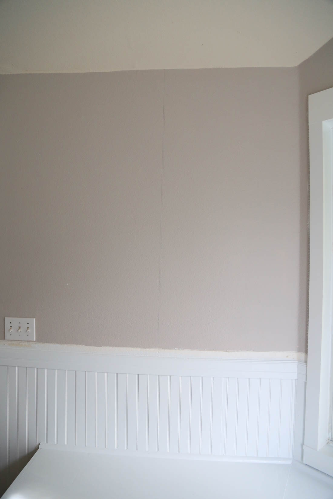 Installing wallpaper in a bay window