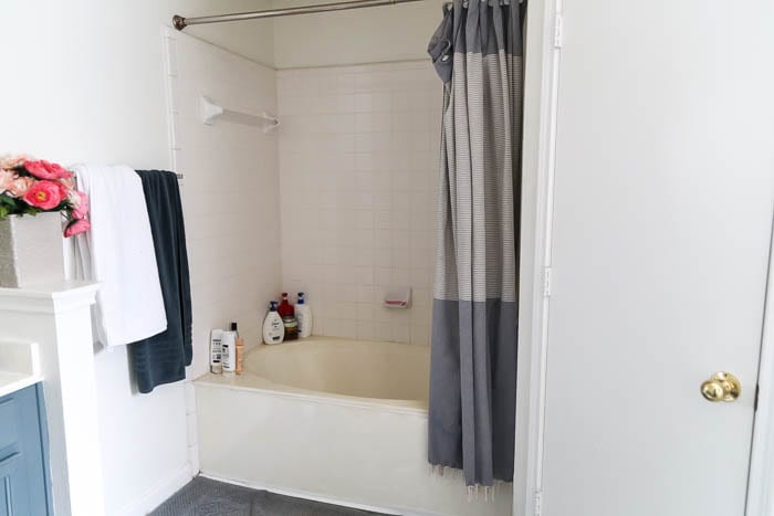 bathtub before being painted with Rust-Oleum Tub and Tile Refinishing Kit 