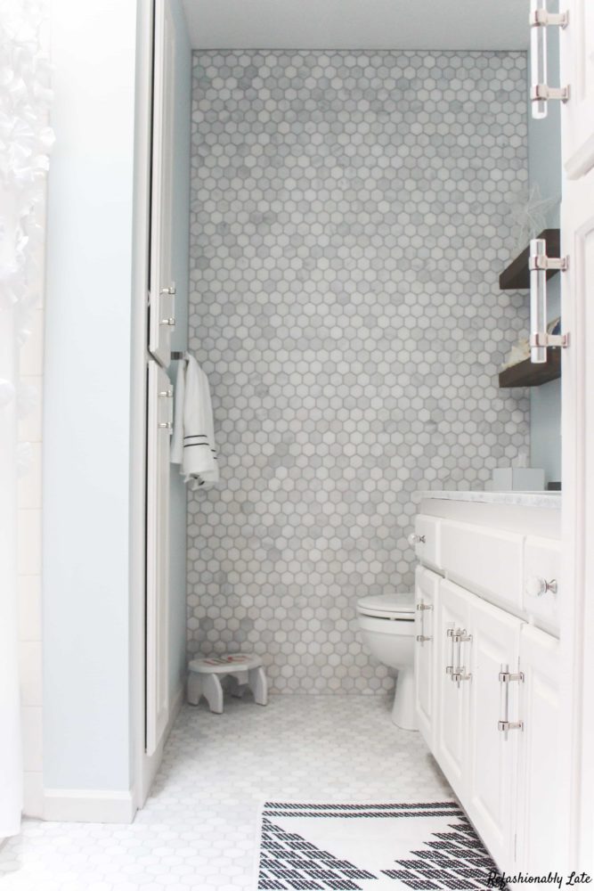 bathroom with a tiled wall