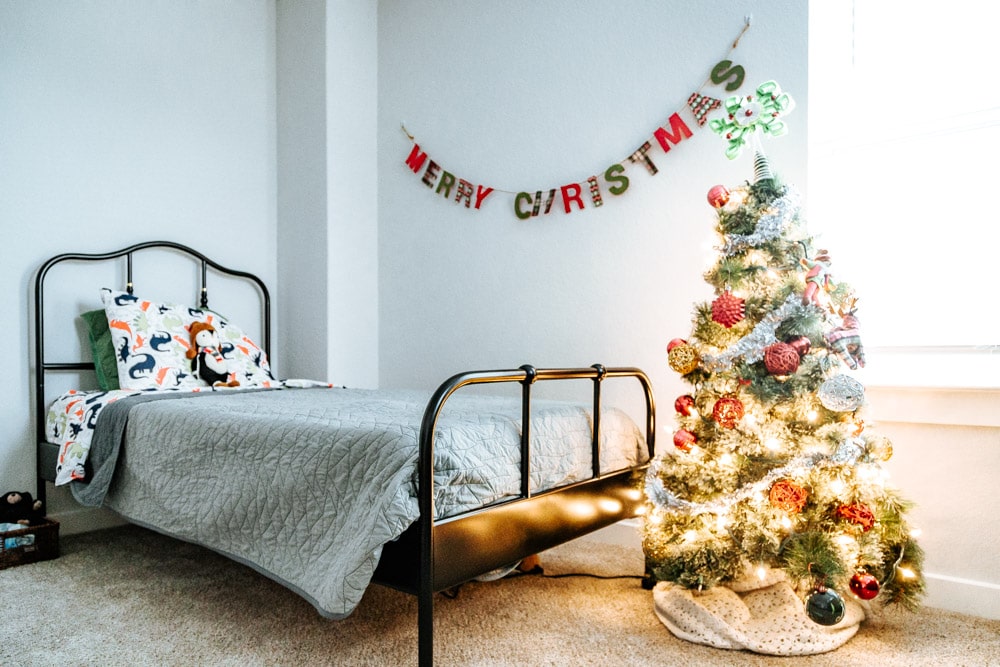 boys room decorated for Christmas 