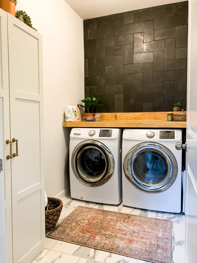 Laundry room with a tiled basalt wall