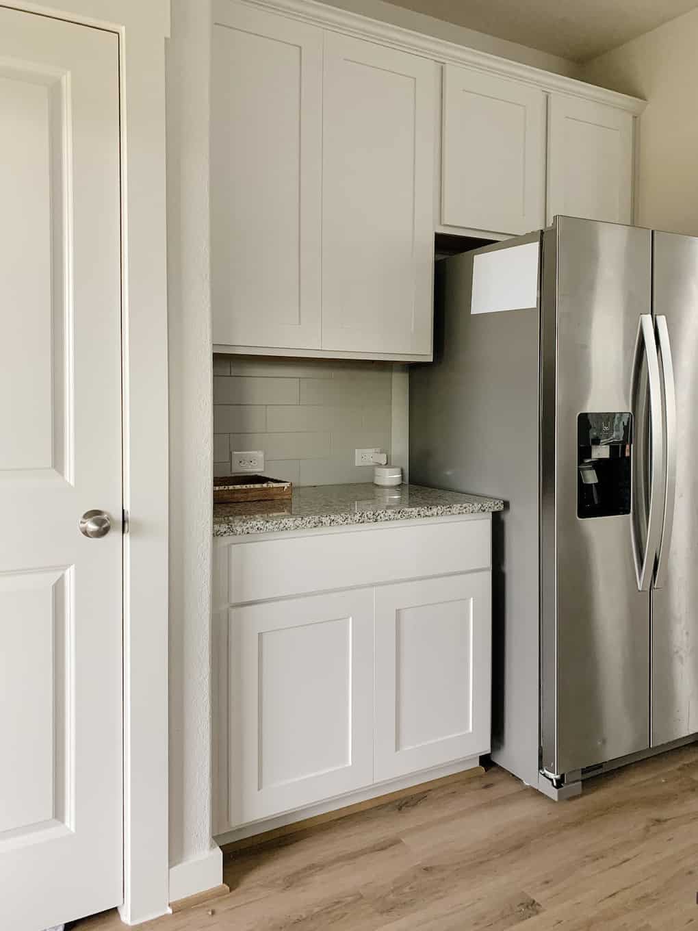 white kitchen cabinets 