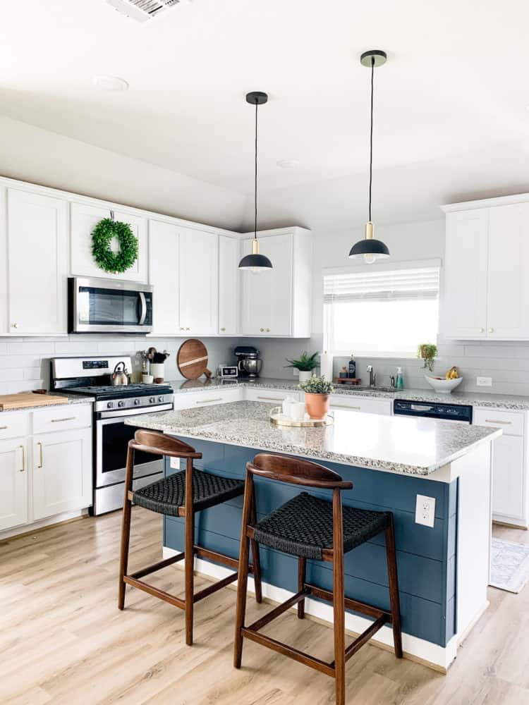 Kitchen with mixed length drawer pulls 