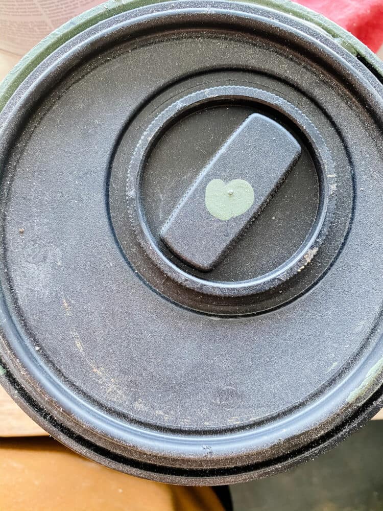Close up image of Behr easy pour lid