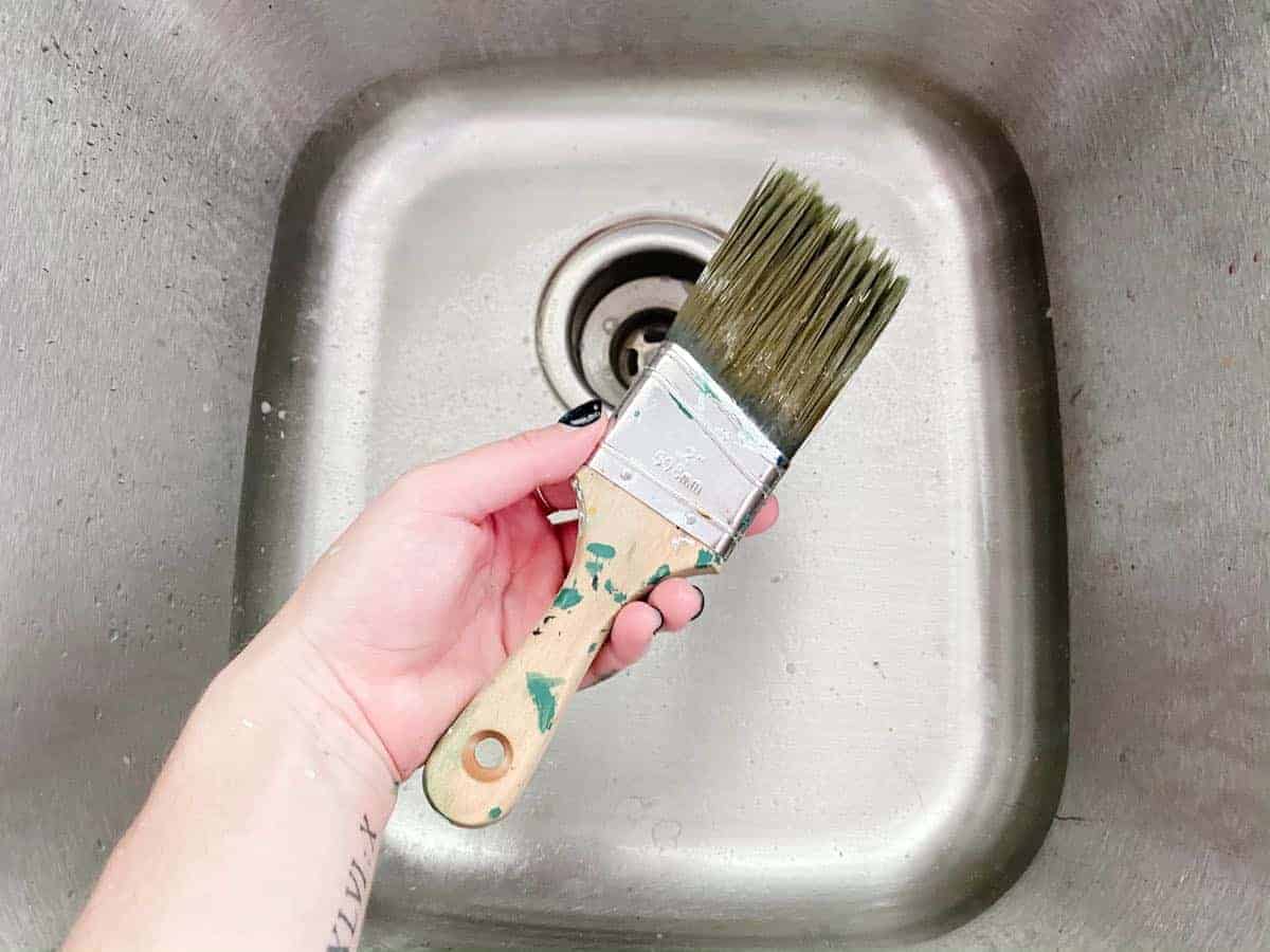 The best way to wash paint brushes (and store them too) 