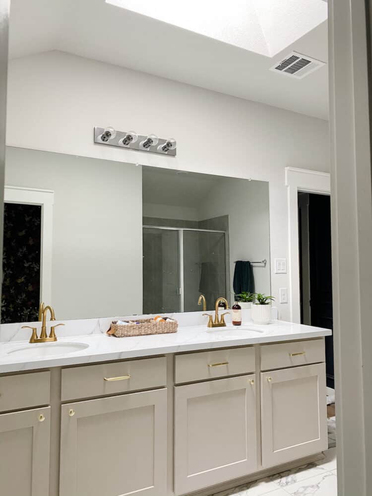 Bathroom with a skylight in the ceiling 