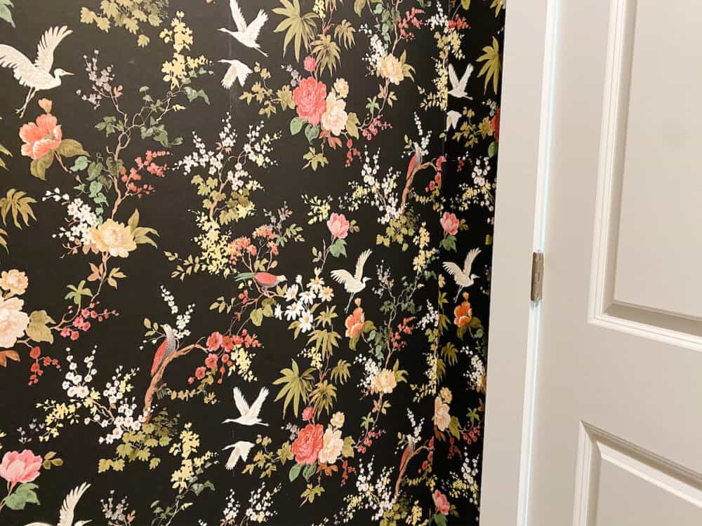 corner of wallpaper that does not line up 