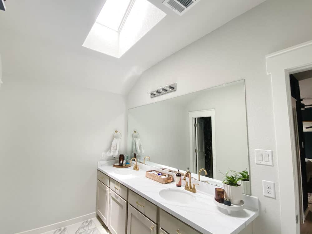 bathroom with a skylight in the ceiling 
