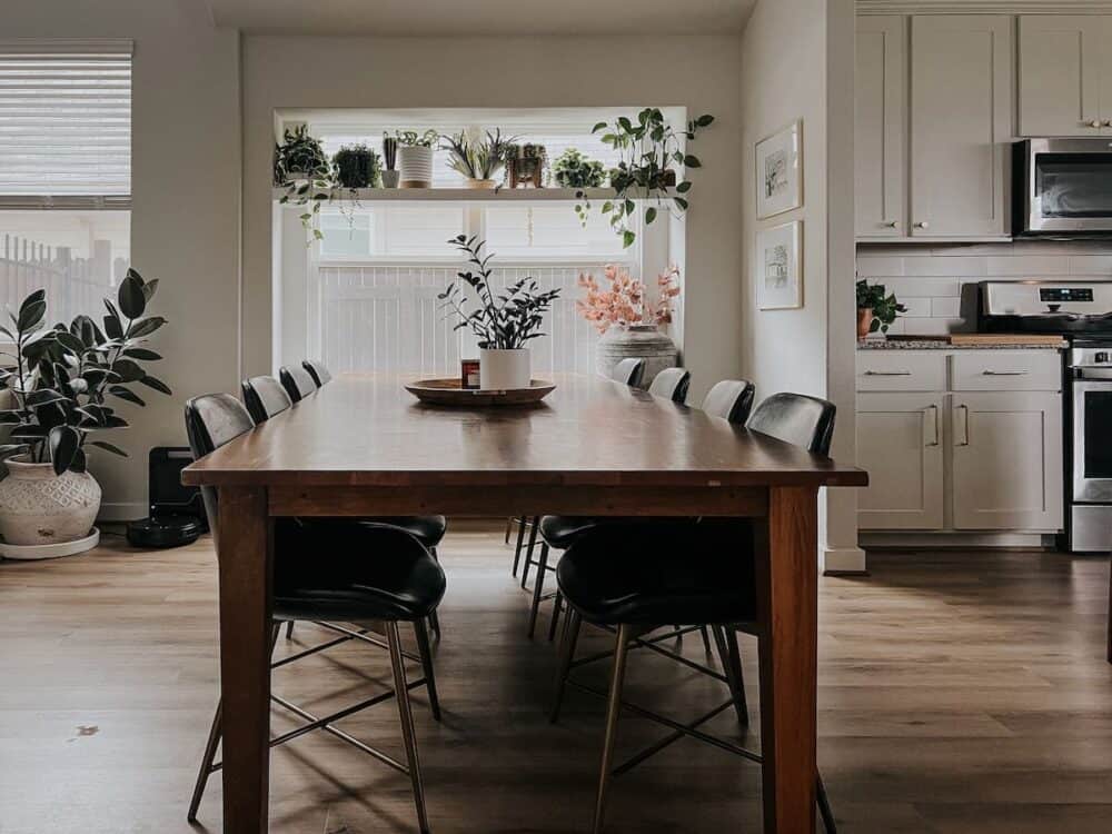 A neutral and simple dining room