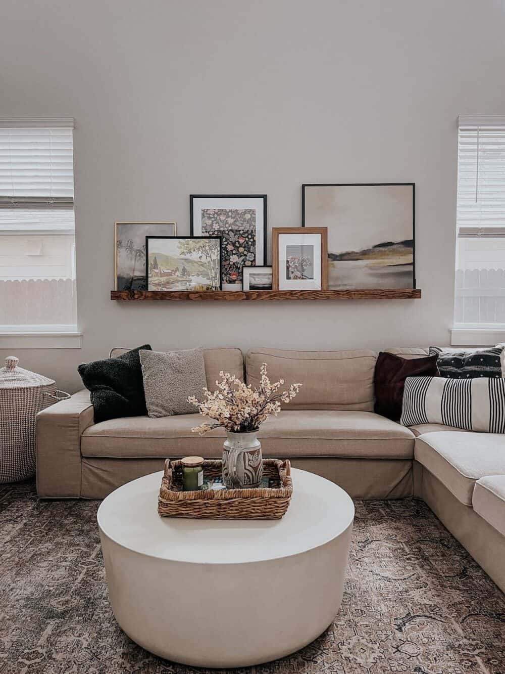 Living room with a round coffee table and an art ledge 