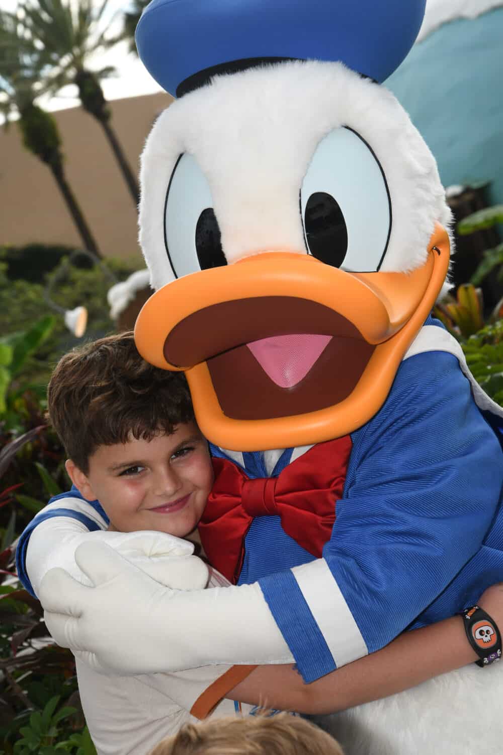 child posing with Donald Duck at Disney World 