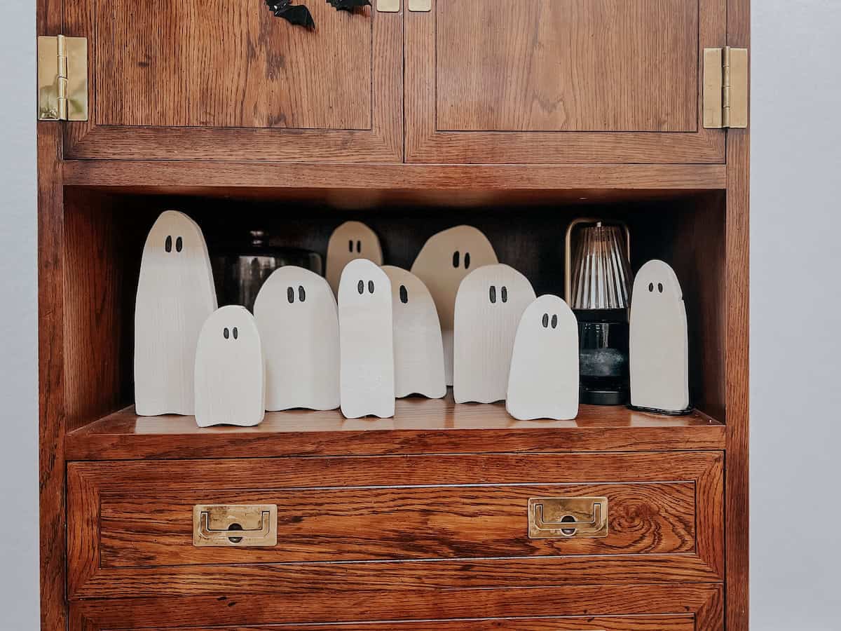 The Cutest DIY Wood Ghost Halloween Decor
