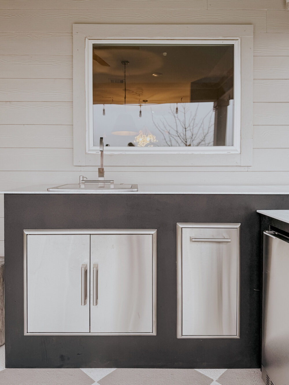 outdoor kitchen sink and cabinets