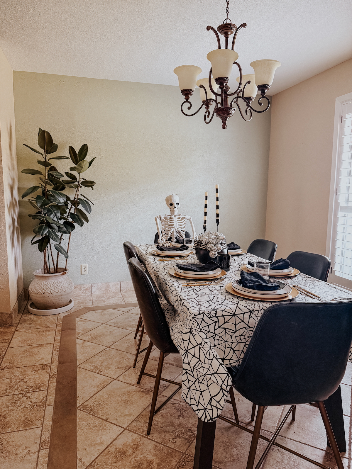 The Cutest Halloween Table Decor + Settings