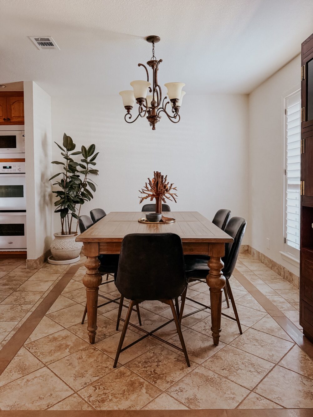 dining room with Bauer extendable dining room table 